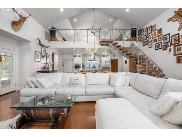 565 WHITNEY Ter, Medford, OR 97504