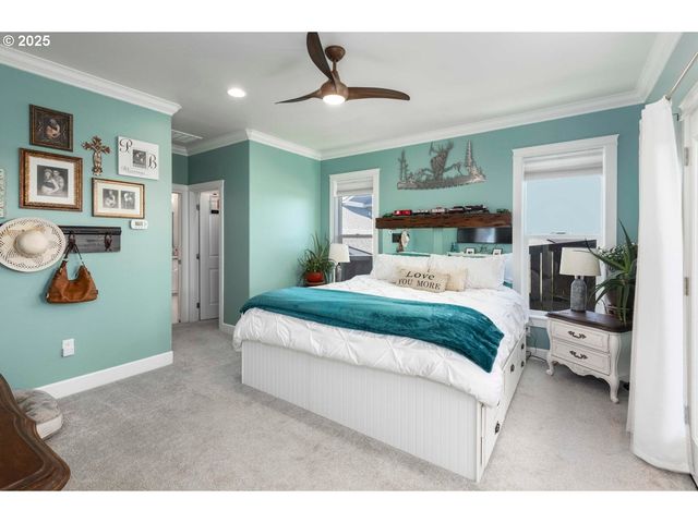 565 WHITNEY Ter, Medford, OR 97504