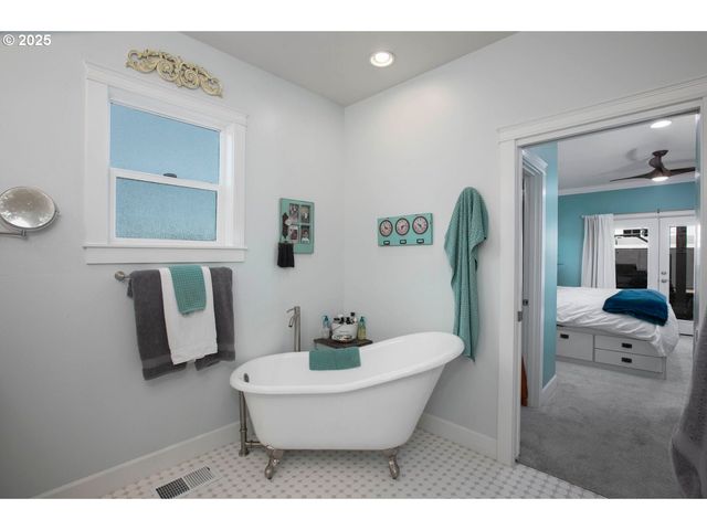 565 WHITNEY Ter, Medford, OR 97504