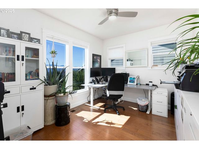 565 WHITNEY Ter, Medford, OR 97504