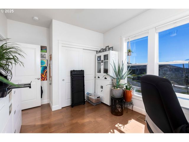 565 WHITNEY Ter, Medford, OR 97504