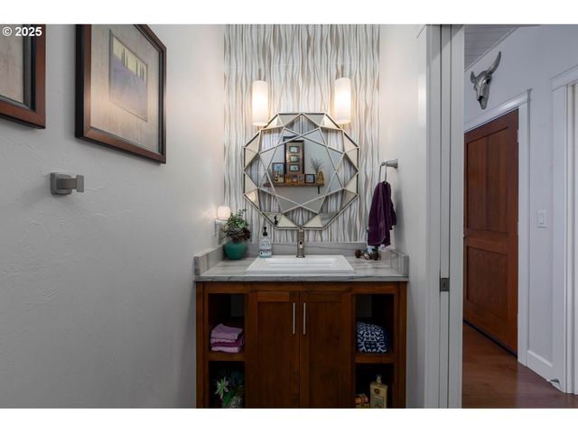 565 WHITNEY Ter, Medford, OR 97504