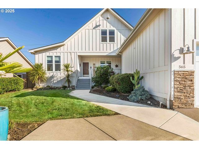 565 WHITNEY Ter, Medford, OR 97504