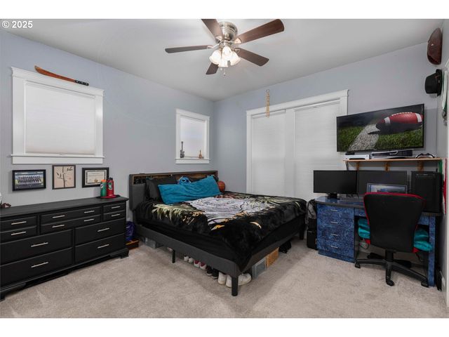 565 WHITNEY Ter, Medford, OR 97504