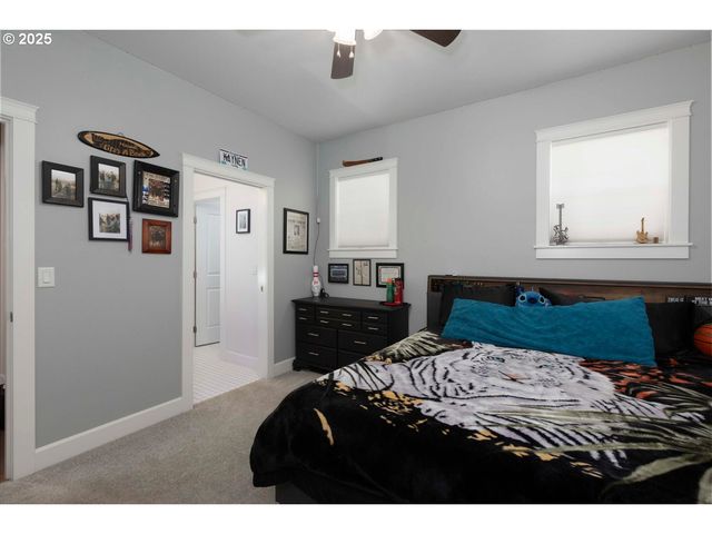 565 WHITNEY Ter, Medford, OR 97504