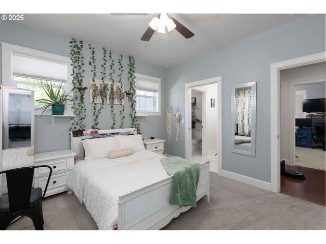 565 WHITNEY Ter, Medford, OR 97504