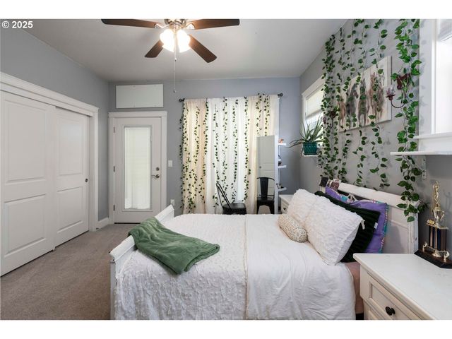 565 WHITNEY Ter, Medford, OR 97504