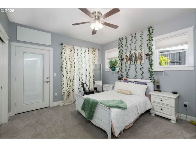 565 WHITNEY Ter, Medford, OR 97504