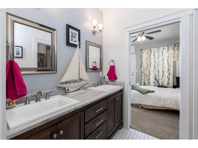 565 WHITNEY Ter, Medford, OR 97504