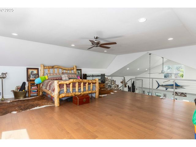 565 WHITNEY Ter, Medford, OR 97504