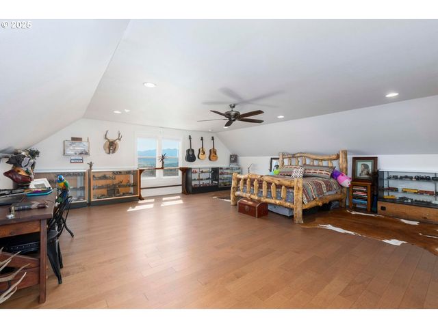 565 WHITNEY Ter, Medford, OR 97504