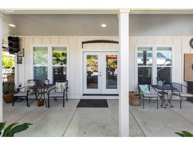 565 WHITNEY Ter, Medford, OR 97504