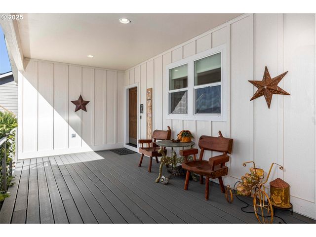 565 WHITNEY Ter, Medford, OR 97504