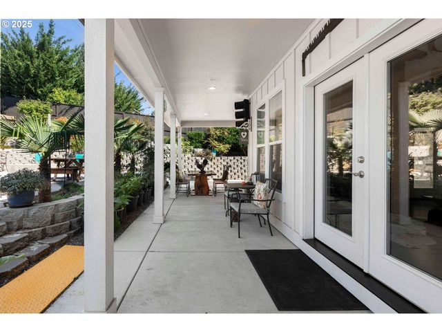 565 WHITNEY Ter, Medford, OR 97504