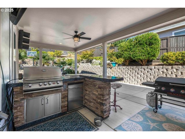 565 WHITNEY Ter, Medford, OR 97504