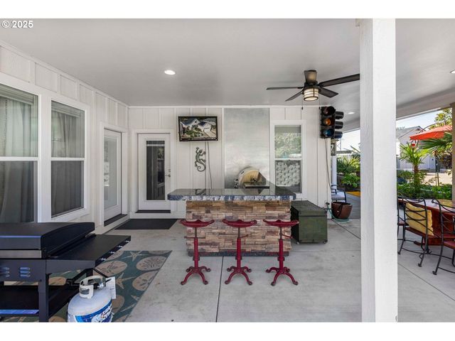 565 WHITNEY Ter, Medford, OR 97504