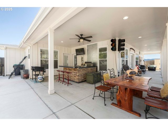 565 WHITNEY Ter, Medford, OR 97504