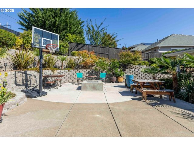 565 WHITNEY Ter, Medford, OR 97504