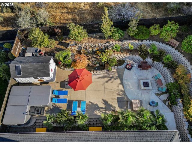 565 WHITNEY Ter, Medford, OR 97504