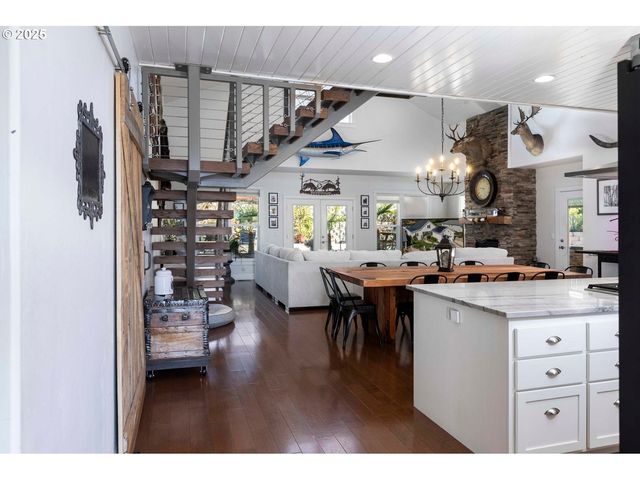 565 WHITNEY Ter, Medford, OR 97504