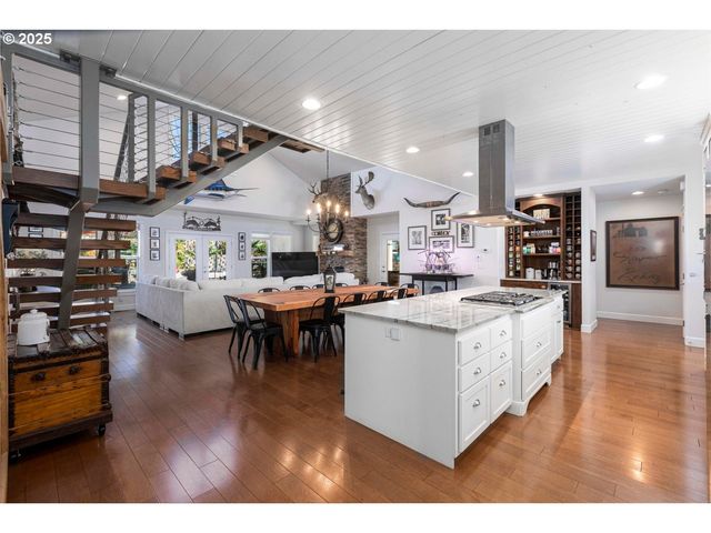 565 WHITNEY Ter, Medford, OR 97504