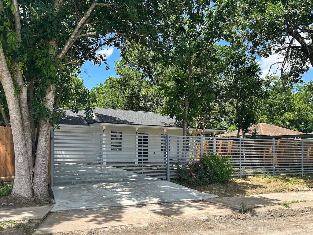 4805 Southwind Street, Houston, TX 77033