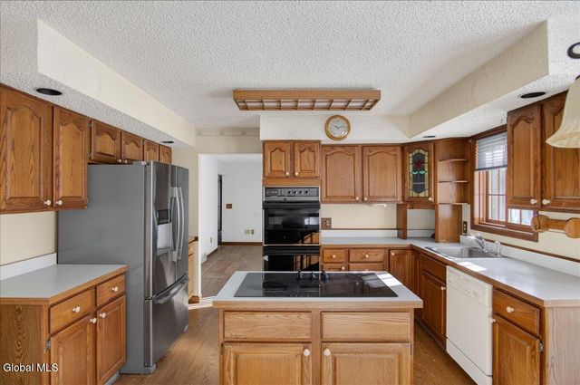 42 Vosburgh Road, Halfmoon, NY 12118