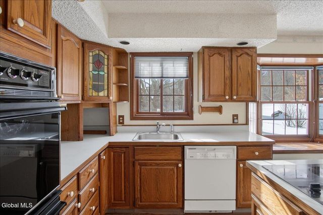 42 Vosburgh Road, Halfmoon, NY 12118