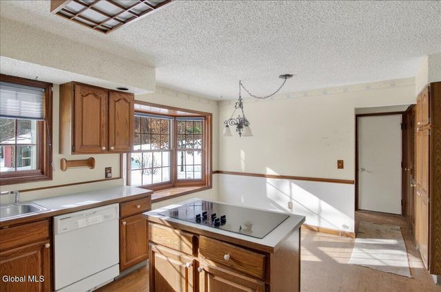 42 Vosburgh Road, Halfmoon, NY 12118