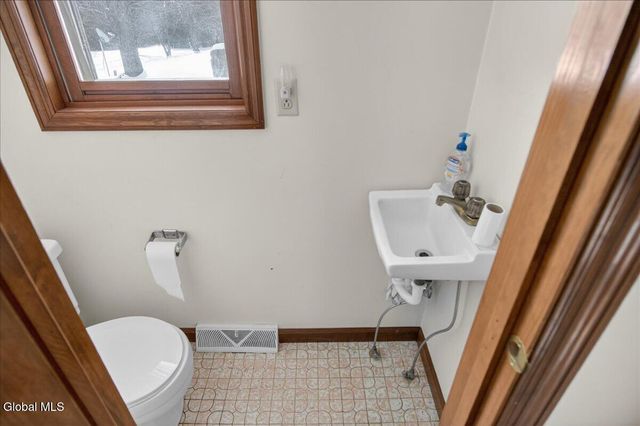 42 Vosburgh Road, Halfmoon, NY 12118