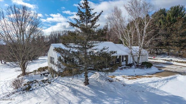 42 Vosburgh Road, Halfmoon, NY 12118