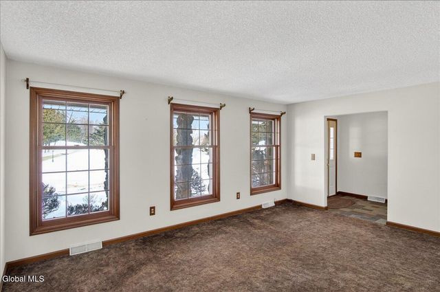 42 Vosburgh Road, Halfmoon, NY 12118