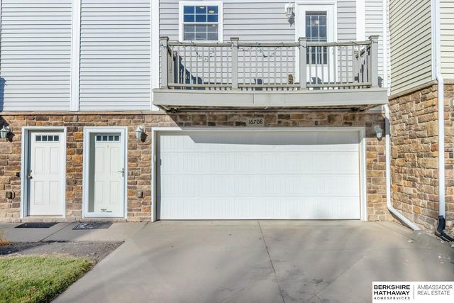 16708 Crown Point Plaza, Omaha, NE 68116