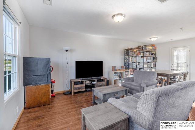 16708 Crown Point Plaza, Omaha, NE 68116