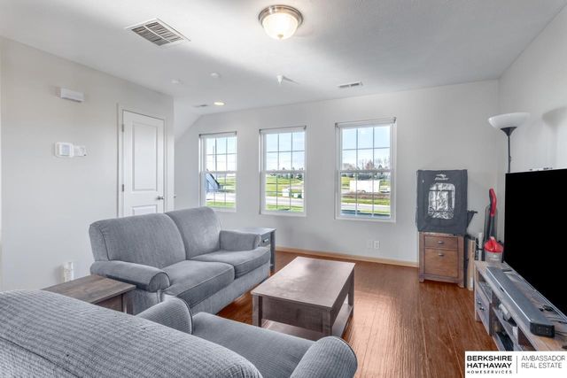 16708 Crown Point Plaza, Omaha, NE 68116