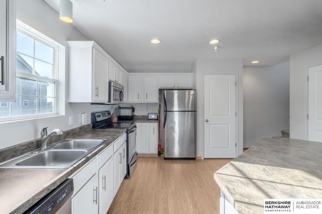 16708 Crown Point Plaza, Omaha, NE 68116