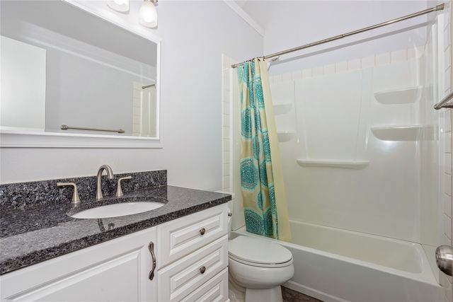 2723 Country Side Drive, West Des Moines, IA 50265