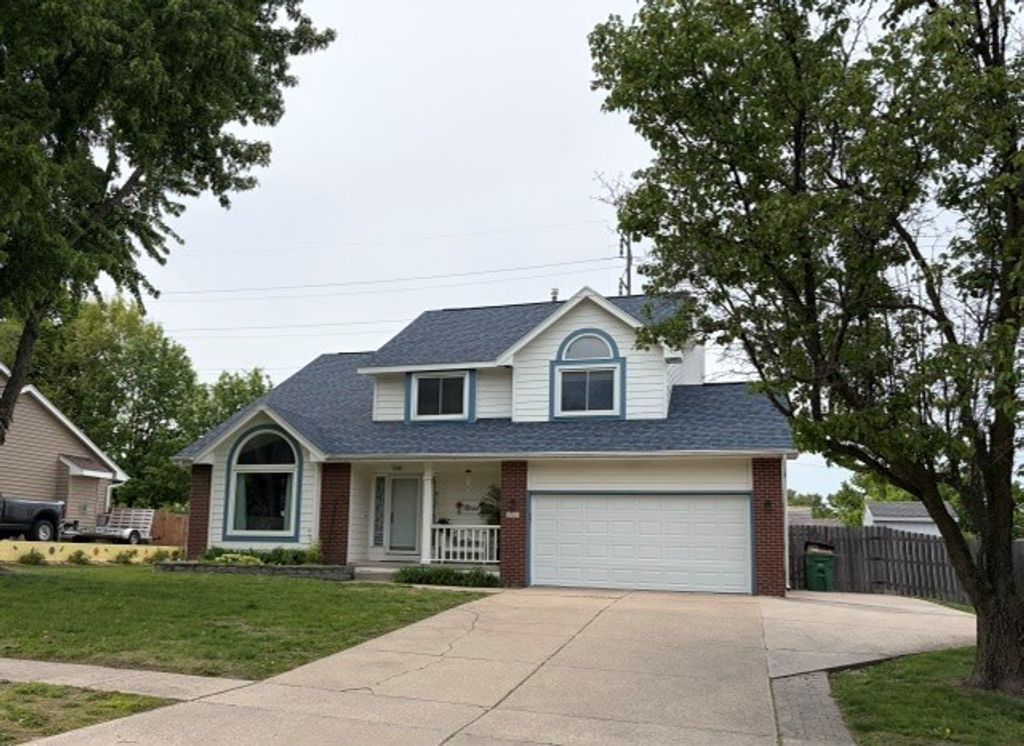 2723 Country Side Drive, West Des Moines, IA 50265
