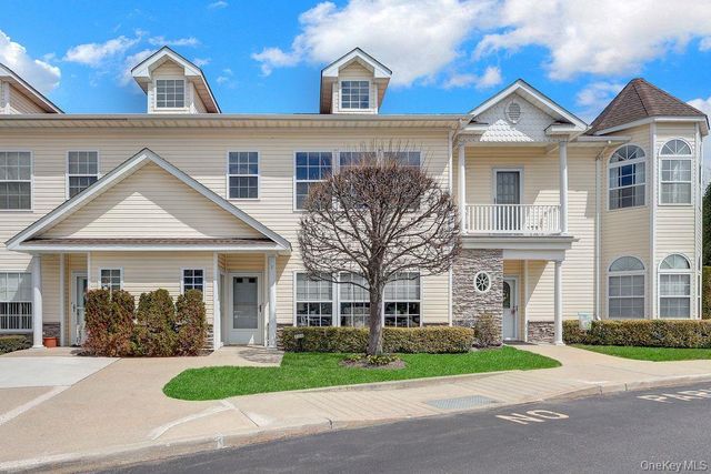 103 Narragansett Villas Drive, Lindenhurst, NY 11757