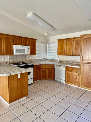 2144 S Virmargo Street, Visalia, CA 93292