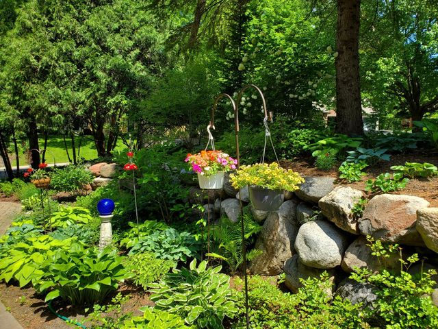 1001 Walden Court, Burnsville, MN 55337