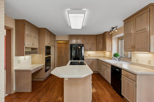 1001 Walden Court, Burnsville, MN 55337