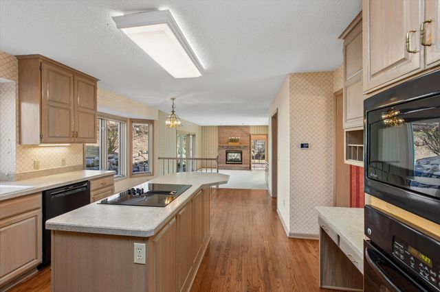 1001 Walden Court, Burnsville, MN 55337