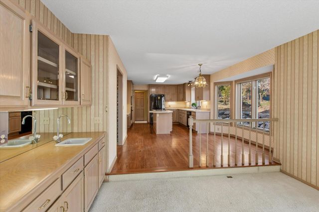 1001 Walden Court, Burnsville, MN 55337