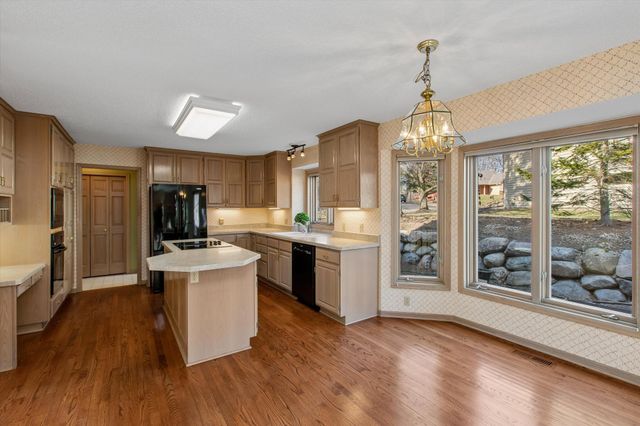 1001 Walden Court, Burnsville, MN 55337