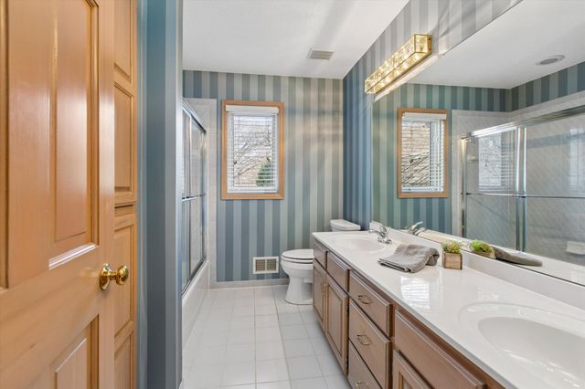 1001 Walden Court, Burnsville, MN 55337