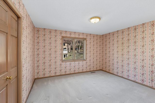 1001 Walden Court, Burnsville, MN 55337