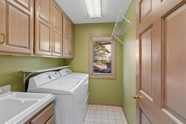 1001 Walden Court, Burnsville, MN 55337