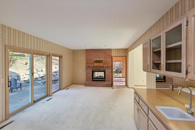 1001 Walden Court, Burnsville, MN 55337