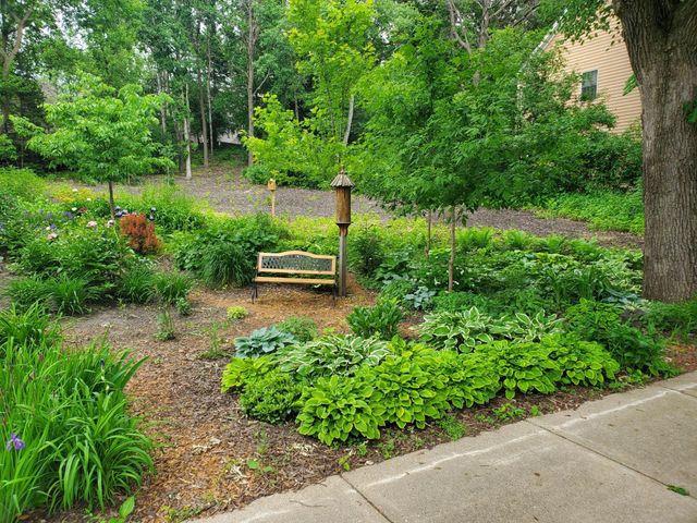 1001 Walden Court, Burnsville, MN 55337